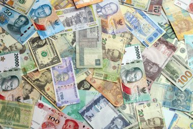 Farklı para birimlerinden bir sürü banknot. Rastgele para akışının arka planı kapanıyor.