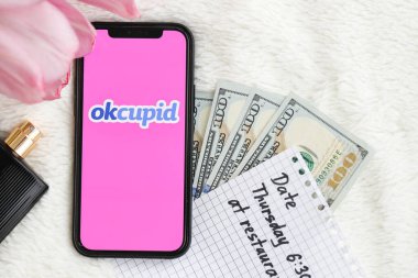 KYIV, UKRAINE - 23 Şubat 2024 Ünlü çöpçatanlık sitesi veya iPhone ekranındaki uygulama logosu