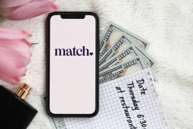 KYIV, UKRAINE - 23 Şubat 2024 Ünlü çöpçatanlık sitesinin logosu veya iPhone ekranındaki uygulamayı kapat