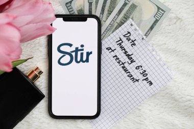 KYIV, UKRAINE - 23 Şubat 2024 Ünlü çöpçatanlık sitesinin logosu veya iPhone ekranındaki uygulamayı kapat