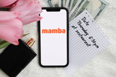 KYIV, UKRAINE - 23 Şubat 2024 Mamba ünlü çöpçatanlık sitesi logosu veya iPhone ekranındaki uygulama iPhone ekranını kapat