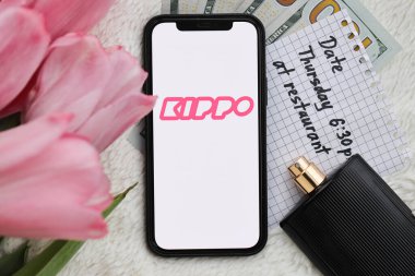 KYIV, UKRAINE - 23 Şubat 2024 Kippo ünlü çöpçatanlık sitesi logosu veya iPhone ekranındaki uygulamayı kapat