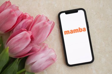 KYIV, UKRAINE - 23 Şubat 2024 Mamba ünlü çöpçatanlık sitesi logosu veya iPhone ekranındaki uygulama iPhone ekranını kapat