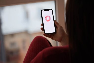 KYIV, UKRAINE - 23 Şubat 2024 Ünlü çöpçatanlık sitesi veya iPhone ekranındaki uygulamanın açık logosu