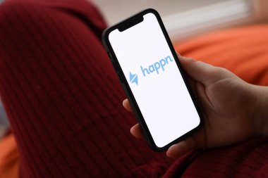 KYIV, UKRAINE - 23 Şubat 2024 Ünlü çöpçatanlık sitesinin logosu veya iPhone ekranındaki uygulama Kapat