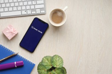 KYIV, UKRAINE - 23 Şubat 2024 Ünlü çöpçatanlık sitesi veya iPhone ekranındaki uygulama logosu