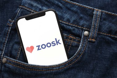 KYIV, UKRAINE - 23 Şubat 2024 Hayvanat Bahçesi logosu iPhone ekranındaki ünlü çöpçatanlık sitesi veya uygulaması