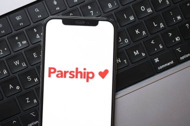 KYIV, UKRAINE - 23 Şubat 2024 Ünlü flört sitesinin logosu veya iPhone ekranındaki uygulama iPhone ekranını kapat