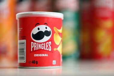 KYIV, UKRAINE - 27 Şubat 2024 Pringles orijinal patates cipsi beyaz arka planda. Pringles, Kellog Şirketi 'ne ait bir patates cipsi markası.