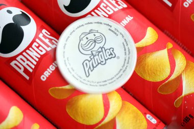 KYIV, UKRAINE - 27 Şubat 2024 Pringles orijinal patates cipsi beyaz arka planda. Pringles, Kellog Şirketi 'ne ait bir patates cipsi markası.