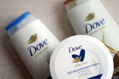 KYIV, UKRAINE - 27 Şubat 2024 Dove Prodüksiyonu, günümüzde Unilever 'a ait olan ve 80' den fazla ülkede satılan bir kişisel bakım markası.