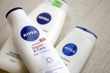 KYIV, UKRAINE - 27 Şubat 2024 Nivea, cilt ve vücut bakım ürünleri alanında uzmanlaşmış Alman kişisel bakım markası