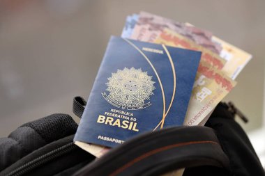 Paralı mavi Brezilya pasaportu ve turistik sırt çantasında uçak biletleri. Turizm ve seyahat kavramı