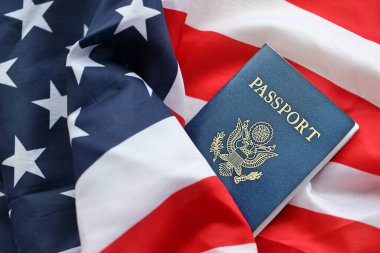 Ulusal arkaplanda mavi Amerika Birleşik Devletleri pasaportu var. Turizm ve vatandaşlık kavramı