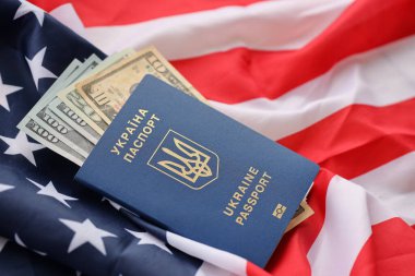 Ukrayna 'nın biyometrik pasaportu ve Amerika Birleşik Devletleri' nin el sallayan bayrağı üzerindeki Amerikan dolarları kapanıyor.