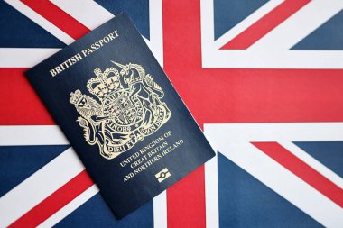 Ulusal arkaplanda mavi İngiliz pasaportu var. Yakın plan. Turizm ve vatandaşlık kavramı