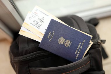 Turistik sırt çantasında uçak biletleri olan mavi Hindistan pasaportu. Turizm ve seyahat kavramı