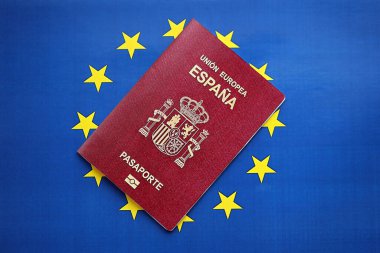 Mavi bayraklı Avrupa Birliği 'nin kırmızı İspanyol pasaportu yakın plan. Turizm ve vatandaşlık kavramı