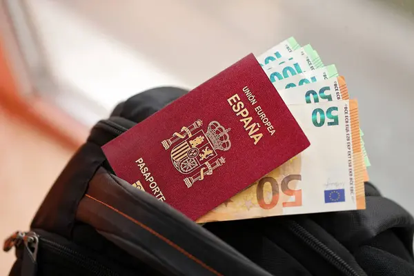 Červený Španělský Pas Evropské Unie Penězi Letenkami Turistický Batoh Zblízka — Stock fotografie