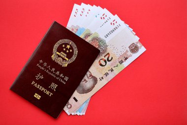 Çin Halk Cumhuriyeti ve Çin Yuan 'ının kırmızı pasaportu. Parlak arkaplanda PRC Çin pasaportu