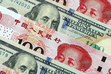 Çin Halk Cumhuriyeti ve Amerika Birleşik Devletleri 'nin birçok para faturası. PRC Yuan ve USD dolar banknotları kapanıyor.
