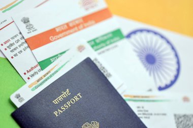 Hindistan 'ın Eşsiz Kimlik Otoritesi' nden Hint Aadhaar kartı ve Hint bayrağının üzerindeki pasaport.