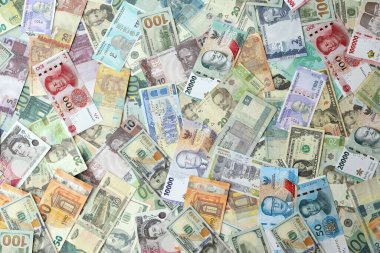 Farklı para birimlerinden bir sürü banknot. Rastgele para akışının arka planı kapanıyor.