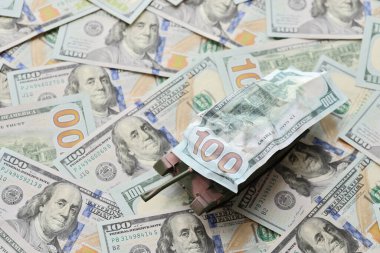 100 dolarlık banknotlar üzerine depo. Amerika Birleşik Devletleri için savaş finansmanı ve askeri destek bedeli