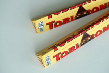 KYIV, UKRAINE - 31 Ekim 2023 Sarı Toblerone Çikolata. Toblerone 1908 yılında İsviçre 'de doğdu ve Theodor Tobler tarafından yaratıldı.