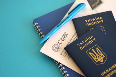 KYIV, UKRAINE - 27 Kasım 2023 Uluslararası Ukrayna pasaportlu ve kalemli pasaport servis logosu