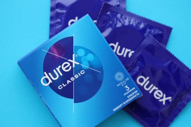 KYIV, UKRAINE - 27 Kasım 2023 Durex mavi prezervatifler.