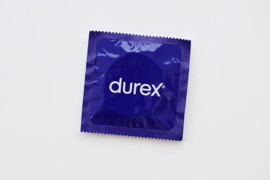 KYIV, UKRAINE - 27 Kasım 2023 Durex mavi prezervatifler.