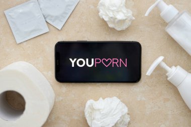 KYIV, UKRAINE - 23 Ocak 2024 YouPorn yetişkin içeriği web sitesi logosu iPhone 12 Pro akıllı telefon ekranında