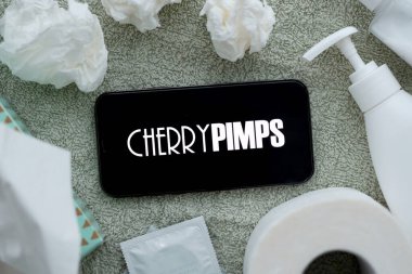 KYIV, UKRAINE - 23 Ocak 2024 CherryPimps yetişkin içeriği web sitesi logosu iPhone 12 Pro akıllı telefon ekranında