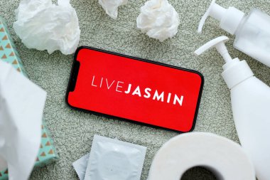 KYIV, UKRAINE - 23 Ocak 2024 LiveJasmin yetişkin içeriği web sitesi logosu iPhone 12 Pro akıllı telefon ekranında
