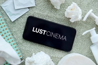 KYIV, UKRAINE - 23 Ocak 2024 LustCinema yetişkin içeriği web sitesi logosu iPhone 12 Pro akıllı telefon ekranında