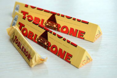 KYIV, UKRAINE - 31 Ekim 2023 Sarı Toblerone Çikolata. Toblerone 1908 yılında İsviçre 'de doğdu ve Theodor Tobler tarafından yaratıldı.