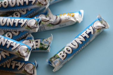 KYIV, UKRAINE - 31 Ekim 2023 Kakao aromalı Bounty çikolataları. Bounty Çikolata, Amerikan Mars Şirketi 'nin bir markası.