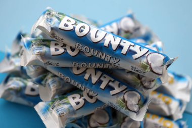 KYIV, UKRAINE - 31 Ekim 2023 Kakao aromalı Bounty çikolataları. Bounty Çikolata, Amerikan Mars Şirketi 'nin bir markası.