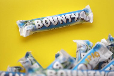 KYIV, UKRAINE - 31 Ekim 2023 Kakao aromalı Bounty çikolataları. Bounty Çikolata, Amerikan Mars Şirketi 'nin bir markası.