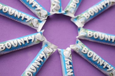 KYIV, UKRAINE - 31 Ekim 2023 Kakao aromalı Bounty çikolataları. Bounty Çikolata, Amerikan Mars Şirketi 'nin bir markası.