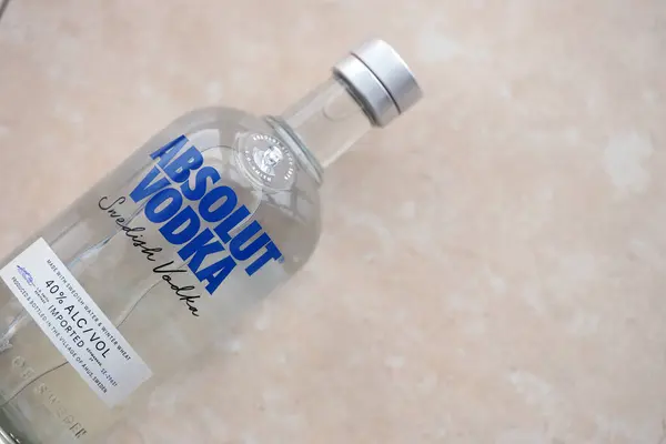 Kyiv Ukraine Marraskuu 2023 Absolut Vodka Pullo Tuotettu Lähellä Ahus — kuvapankkivalokuva
