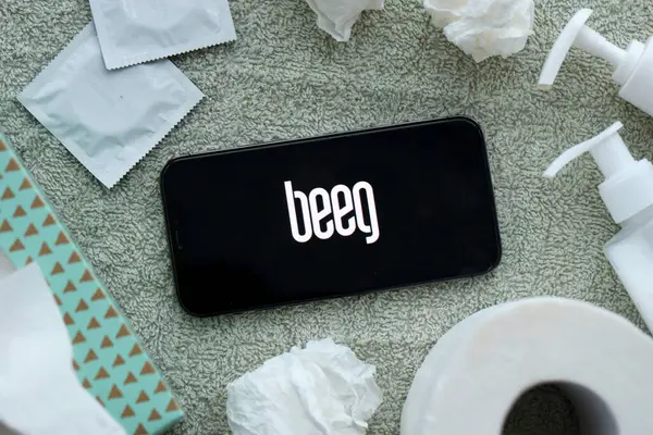 KYIV, UKRAINE - 23 Ocak 2024 Beeg yetişkin içeriği web sitesi logosu iPhone 12 Pro akıllı telefon ekranında