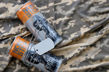 KYIV, UKRAINE - 31 Ekim 2023 Stop enerji içeceği sınırlı sayıdaki Stalker ve alüminyum teneke gaz maskeli karakter tasarımı ile kapatılabilir