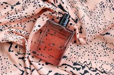 KYIV, UKRAINE - 31 Ekim 2023 Narciso Rodriguez Musc Noir Rose parfüm şişesi için. Narciso Jesus Rodriguez New Jersey 'li bir moda tasarımcısı.