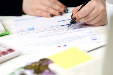 KYIV, UKRAINE - 31 Ekim 2023 Muhasebeci Fransız vergi formunu doldurdu CA12 Değer katma vergisi ve vergi döneminin sonunda benzer vergiler. Fransa 'da vergilendirme ve evrak işleri