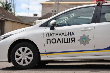 TERNOPİL, UKRAINE - 7 Temmuz 2023 Ukrayna devriye polisi beyaz araba polis ışıkları ve çıkartmaları açık havada