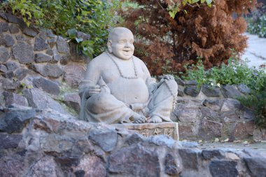 Cherkasy, UKRAINE - 20 Ekim 2021 Neşeli Buddah beton heykeli Çerkasya, Ukrayna 'daki Beyaz Lotus Budist tapınağı yakınlarında