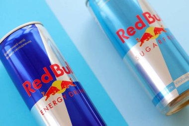 TERNOPİL, UKRAINE - 7 Temmuz 2023 Red Bull enerji içeceği alüminyum teneke kutu orijinal tasarımı yakın plan