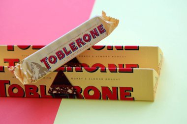 KYIV, UKRAINE - 31 Ekim 2023 Sarı Toblerone Çikolata. Toblerone 1908 yılında İsviçre 'de doğdu ve Theodor Tobler tarafından yaratıldı.